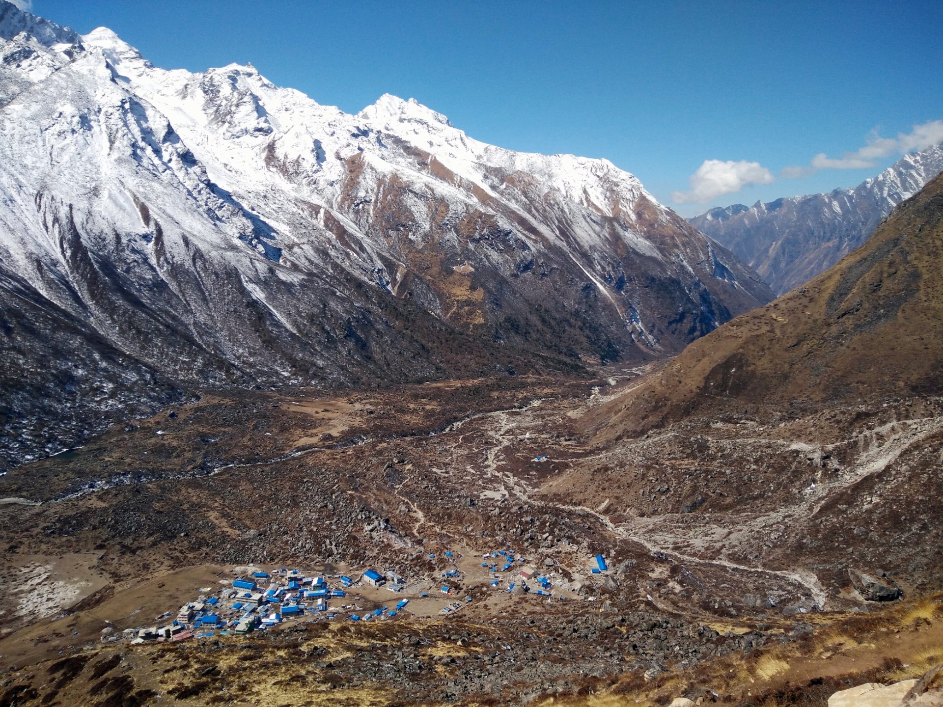 Kyanjin_Gompa_from_Kyanjin_Ri